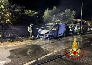 Olbia: a fuoco due furgoni