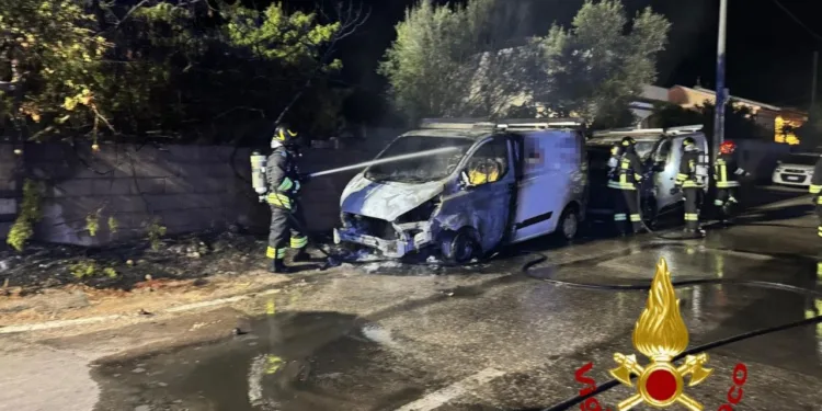 Olbia: a fuoco due furgoni