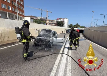 Un’auto in fiamme all’uscita del tunnel nel centro città di Olbia, sul posto i vigili del fuoco