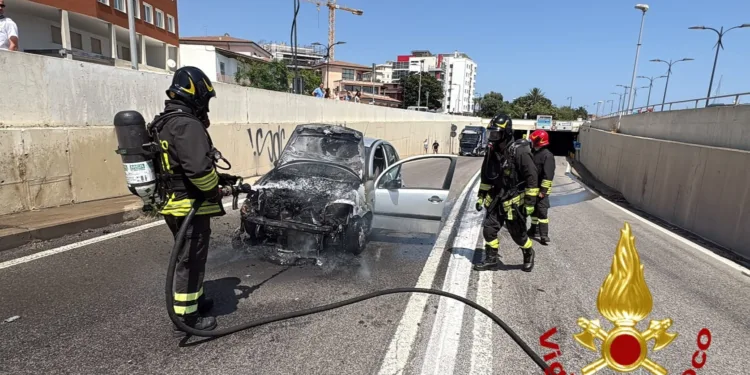 Un’auto in fiamme all’uscita del tunnel nel centro città di Olbia, sul posto i vigili del fuoco