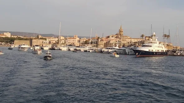 Alghero: un ordine del giorno per i defibrillatori automatici in spiagge e strutture sportive