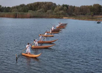 La sfida sulle tradizionali barche d’erba palustre conclude la 45ª Regata de Is Fassonis