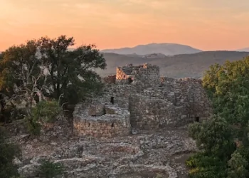 Archeo Music Wine 2026, Nuraghe Adoni di Villanova Tulo: omaggio a Fabrizio De André in una notte tra stelle, archeologia e percorsi enogastronomici