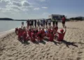 I bambini e la pulizia simbolica della spiaggia delle Vecchie Saline, a Olbia