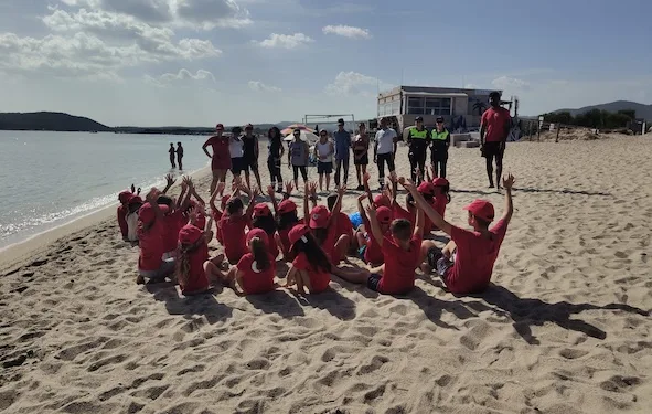 I bambini e la pulizia simbolica della spiaggia delle Vecchie Saline, a Olbia
