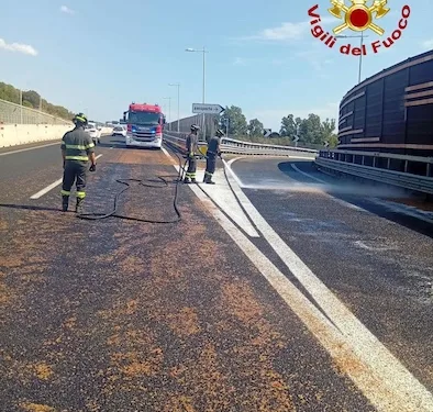 Camion perde uva presso lo svincolo dell’aeroporto all’ingresso di Olbia