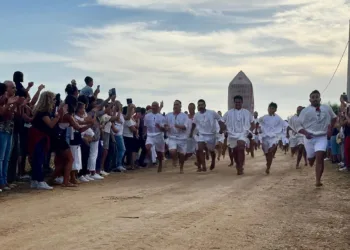 Novecento uomini, sette chilometri a piedi nudi, sabato 5 settembre Cabras corre per San Salvatore