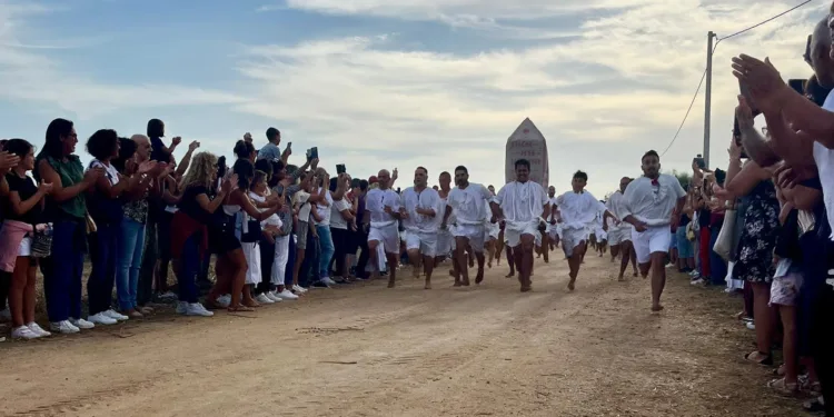 Novecento uomini, sette chilometri a piedi nudi, sabato 5 settembre Cabras corre per San Salvatore