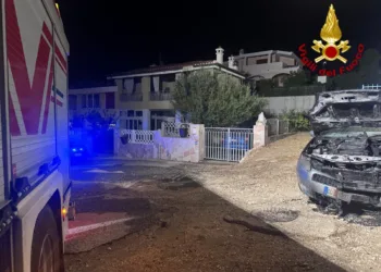 Cala Gonone: a fuoco un’autovettura in vico Osala
