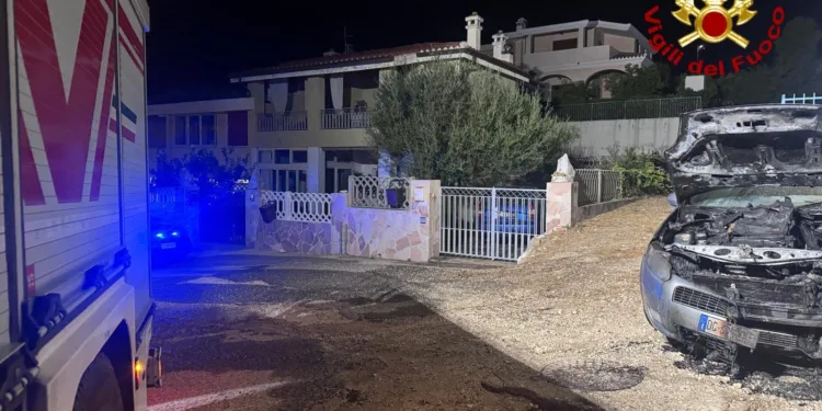 Cala Gonone: a fuoco un’auto in vico Osala