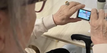 Alla RSA Korian Smeralda di Padru gli ospiti con Alzheimer raccontano il mondo con la fotografia