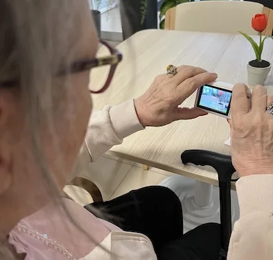 Alla RSA Korian Smeralda di Padru gli ospiti con Alzheimer raccontano il mondo con la fotografia