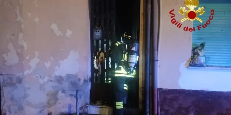 Tempio Pausania: a fuoco l’ingresso di un’abitazione in via Sebastiano Satta