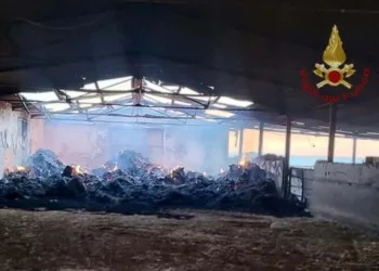 Guspini: Incendio di fieno e paglia all’interno di due strutture di un’azienda agricola in località Terra Moi