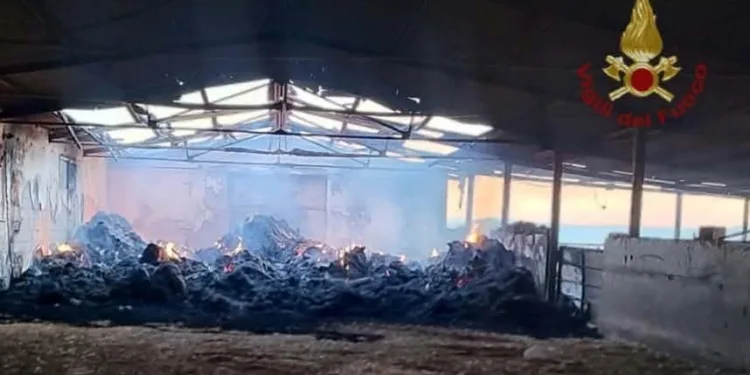 Guspini: Incendio di fieno e paglia all’interno di due strutture di un’azienda agricola in località Terra Moi