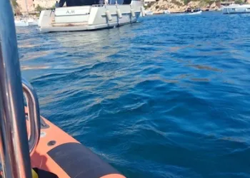 La Maddalena: soccorso un anziano in difficoltà respiratoria su uno yacth