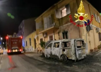 Olbia: a fuoco un’auto in via Alessandro Volta