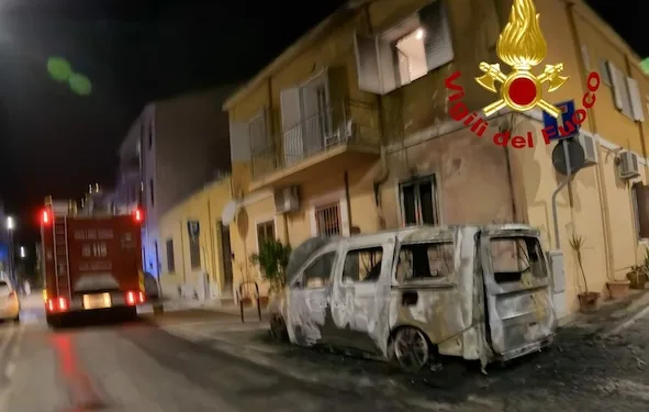 Olbia: a fuoco un’auto in via Alessandro Volta
