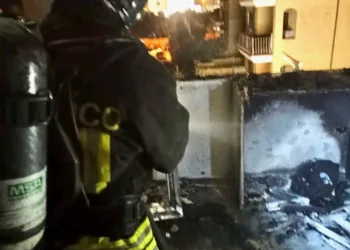 La Maddalena: incendio nella veranda di uno stabile in via Mario Boccone