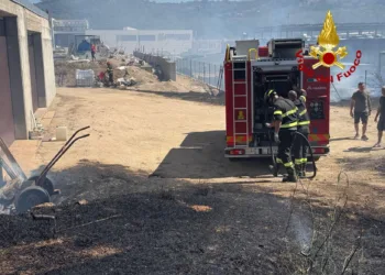 Nuoro: incendio in una campagna nella zona industriale di Pratosardo