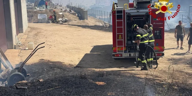 Nuoro: incendio in una campagna nella zona industriale di Pratosardo