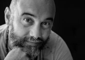 Mario Fois Carta, artista nuorese che oltrepassa i confini e ammalia per la dimensione cromatica e misterioso linguaggio “fluttuante”