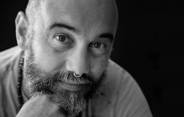 Mario Fois Carta, artista nuorese che oltrepassa i confini e ammalia per la dimensione cromatica e misterioso linguaggio “fluttuante”