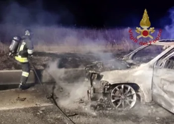 Nuraminis: a fuoco un’auto sulla Statale 131