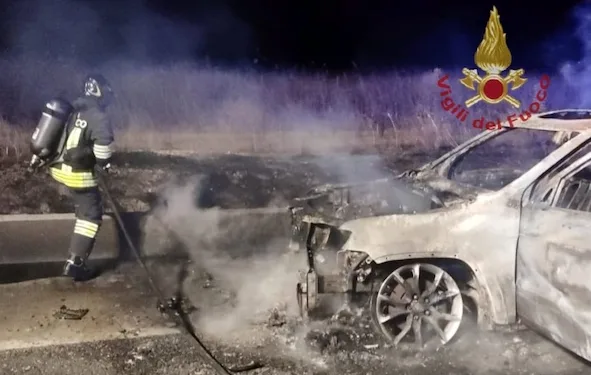 Nuraminis: a fuoco un’auto sulla Statale 131