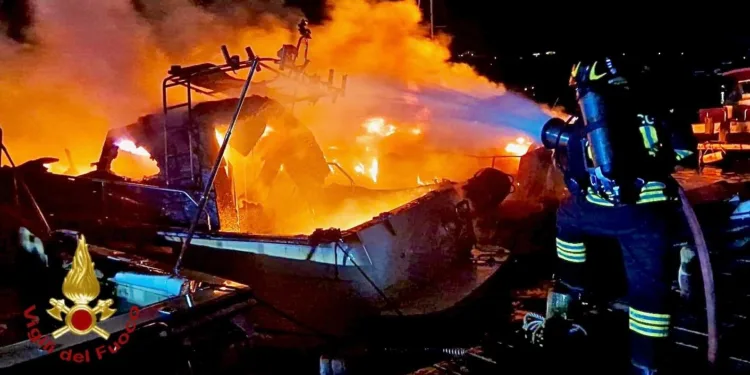 Porto Rotondo: a fuoco quattro imbarcazioni nel porto di Punta Lada