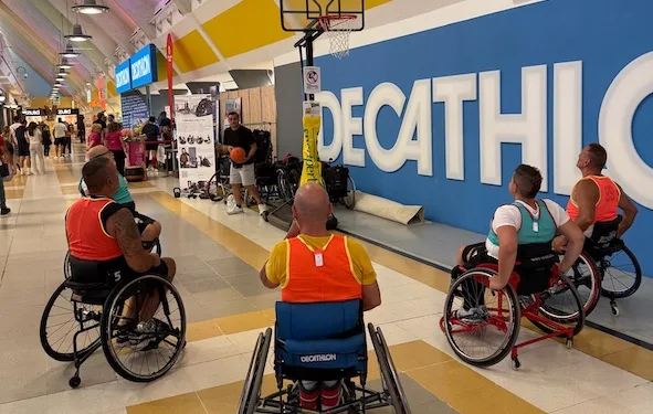 Carrozzine sportive e palloni da basket hanno attirato oggi, 19 settembre, la curiosità dei visitatori del Centro Commerciale I Fenicotteri di Cagliari