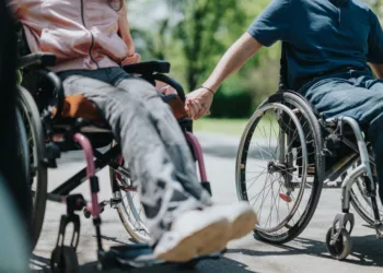 Non autosufficienza, la Giunta approva la programmazione 2025-2027. Oltre 241 milioni tra risorse nazionali e regionali per anziani e persone con disabilità