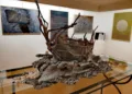 Alla galleria nuorese Il Portico: “MARI E NAVIGANTI”, viaggi tra arte mito storia e attualità