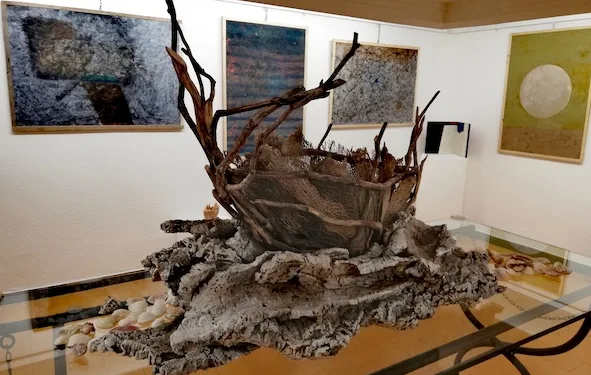 Alla galleria nuorese Il Portico: “MARI E NAVIGANTI”, viaggi tra arte mito storia e attualità