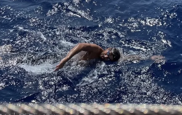 Gabriele Catta ha conclusa ieri, con l’attraversamento delle Bocche di Bonifacio, la circumnavigazione a nuoto della Corsica