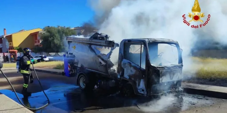 Selargius: a fuoco un autocompattatore