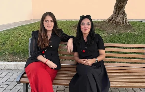 Domenica a Cagliari arriva “Delitti a tavola”, atmosfere noir e misteri da risolvere nel nuovo appuntamento con la rassegna di teatro “Nutrimenti – A bocca aperta”