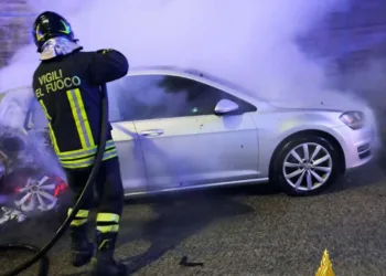 Nuoro: a fuoco un’auto in via Giacinto Satta
