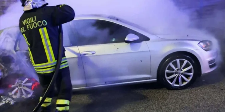 Nuoro: a fuoco un’auto in via Giacinto Satta