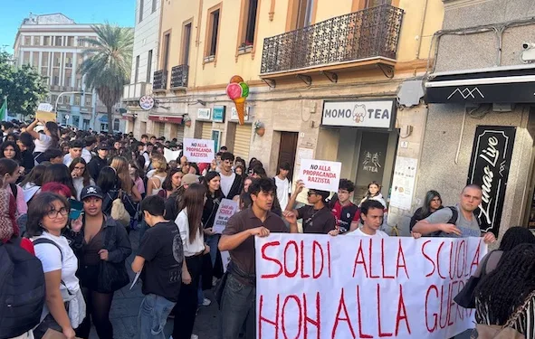 Gli studenti oggi in piazza a Cagliari: «Soldi alla scola non alla guerra»