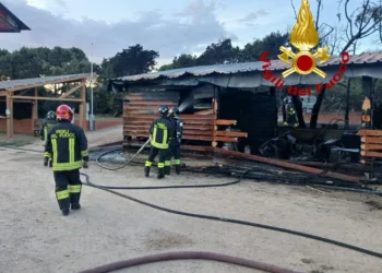 Valledoria: incendio all’interno di un deposito meccanico di un campeggio