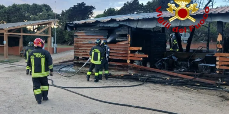 Valledoria: incendio all’interno di un deposito meccanico di un campeggio