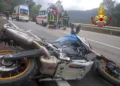 Incidente sulla vecchia strada statale 125, morto un motociclista tedesco