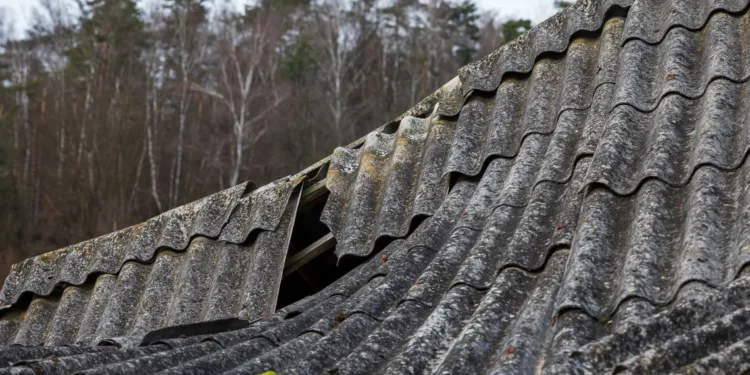 Ambiente: amianto, la Giunta regionale approva i criteri per i contributi alle bonifiche, finanziamenti per edifici pubblici, condotte idriche e immobili privati