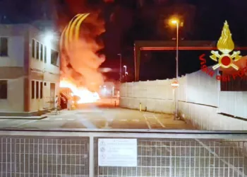 Vasto incendio la notte scorsa nella zona industriale di Elmas, coinvolti automezzi nell’area esterna di un’azienda logistica