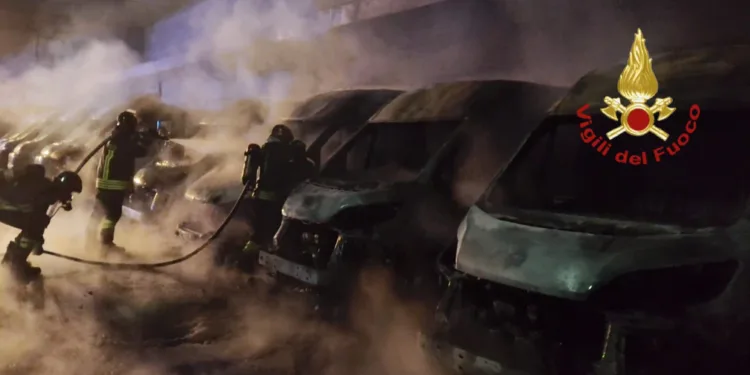 Vasto incendio la notte scorsa nella zona industriale di Elmas, coinvolti automezzi nell’area esterna di un’azienda logistica