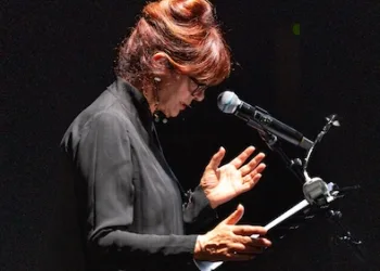 Grande successo di pubblico per la riapertura del Cine Teatro “Nelson Mandela” a Santa Teresa Gallura con l’evento Laura Morante legge “Canne al vento”, omaggio a Grazia Deledda