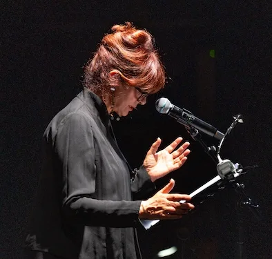 Grande successo di pubblico per la riapertura del Cine Teatro “Nelson Mandela” a Santa Teresa Gallura con l’evento Laura Morante legge “Canne al vento”, omaggio a Grazia Deledda