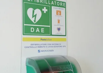 Poste italiane ha installato in Sardegna 12 defibrillatori per rafforzare la sicurezza sul territorio