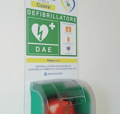 Poste italiane ha installato in Sardegna 12 defibrillatori per rafforzare la sicurezza sul territorio